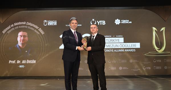 DAÜ Fizik Bölümü Öğretim Üyesi Prof. Dr. Ali Övgün’e YTB’den “Bilimsel ve Akademik Çalışmalar” Ödülü